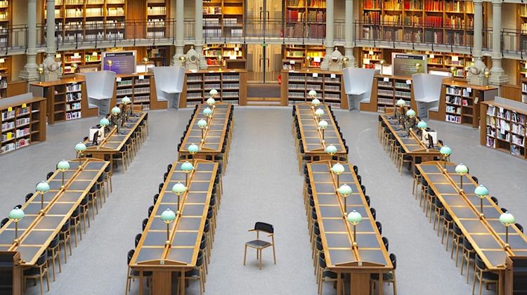 HONNEUR – Les chaises Alki à la Bibliothèque nationale